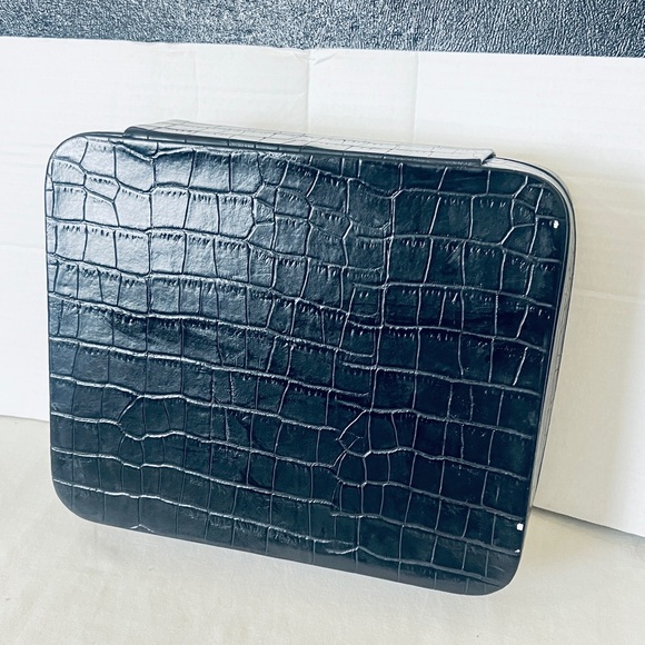 Snakeskin Top Handle TRAVEL JEWELRY CASE with Mirror and 5 Dividers. Black - Picture 14 of 16